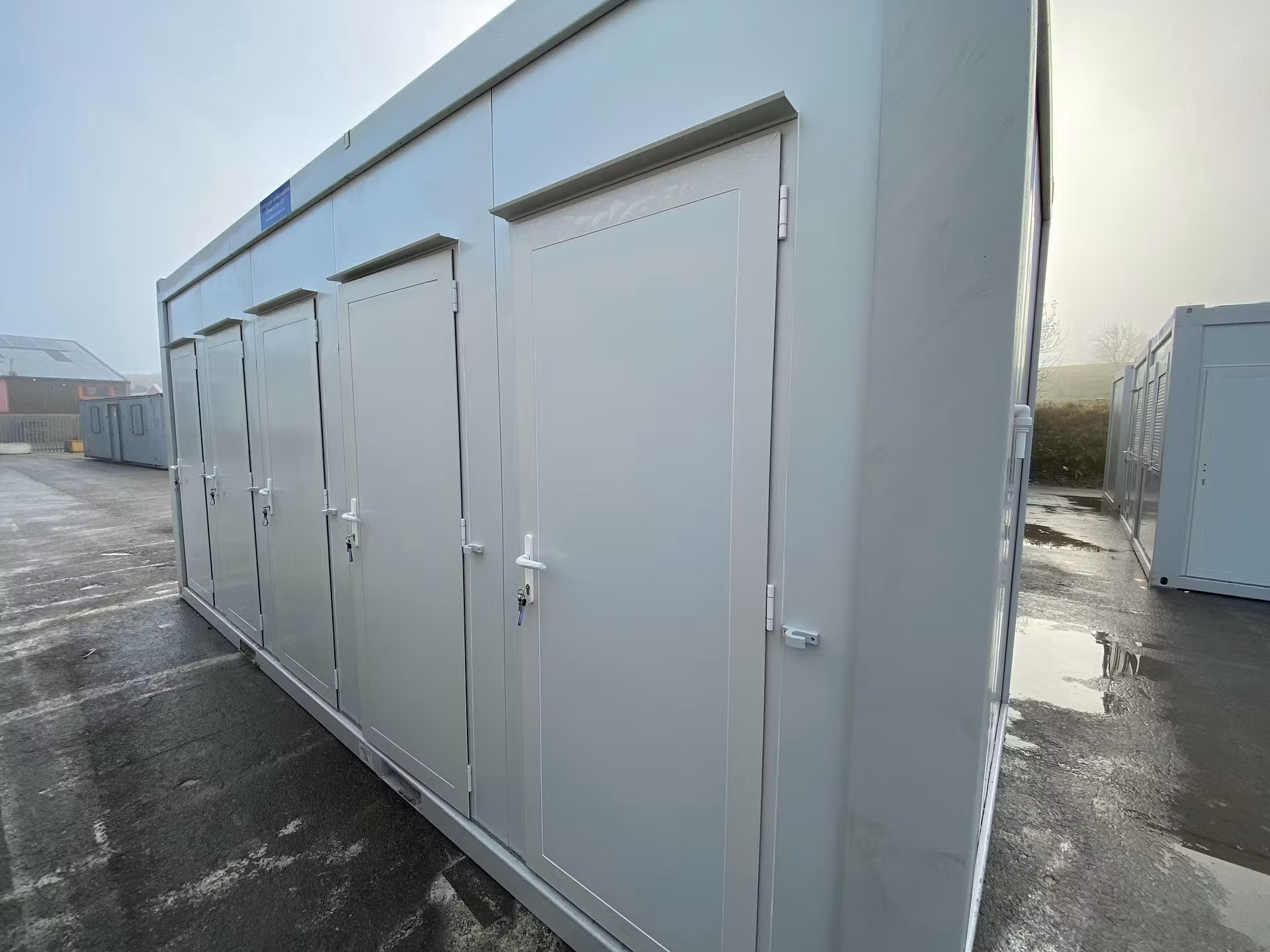 20×8 unisex portable toilet block – 5 separate areas