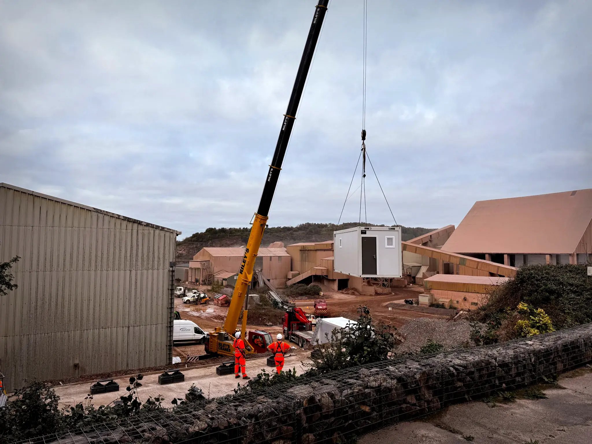 tf-jackson-framework-supply-large-crane-installs-modular-welfare-unit-at-busy-quarry